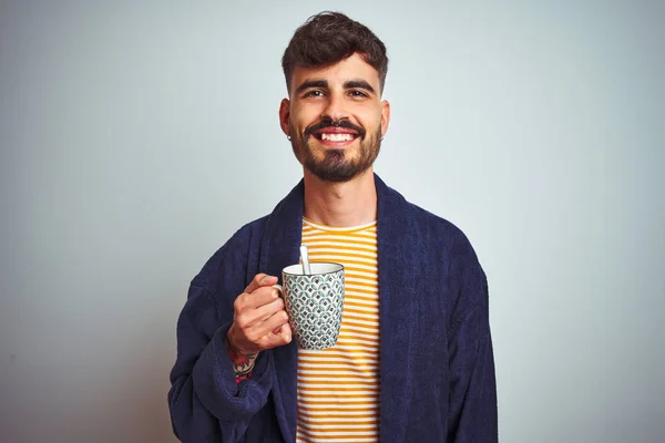 Giovane Uomo Che Indossa Accappatoio Bere Tazza Caffè Piedi Sfondo — Foto Stock