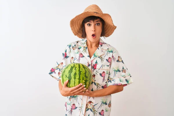 Mujer Vacaciones Con Sombrero Verano Sosteniendo Sandía Sobre Fondo Blanco — Foto de Stock