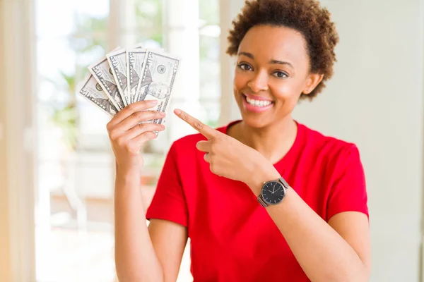 Молода Афроамериканець Жінка Тримає Банк Відзначає Доларів Дуже Щаслива Вказуючи — стокове фото