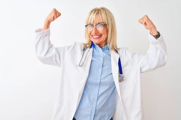 Médico Mediana Edad Mujer Con Gafas Estetoscopio Sobre Fondo Blanco —  Fotos de Stock