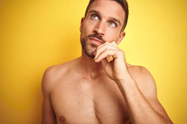 Sexy Giovane Uomo Torso Nudo Mostrando Petto Fitness Sfondo Giallo — Foto Stock