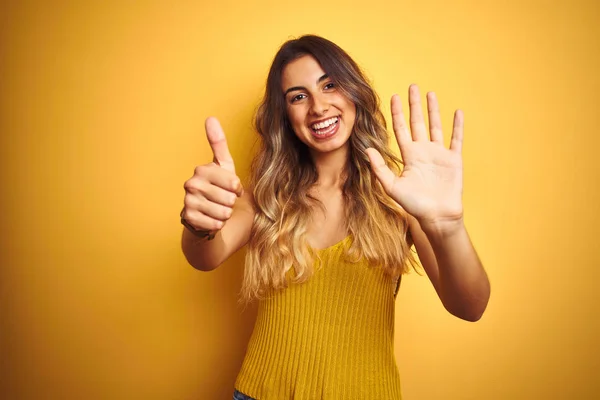 Junge Schöne Frau Trägt Shirt Über Gelbem Hintergrund Und Zeigt — Stockfoto