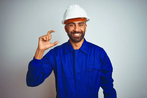 Knappe Indiase Arbeider Uniform Helm Geïsoleerde Witte Achtergrond Glimlachend Zelfverzekerd — Stockfoto
