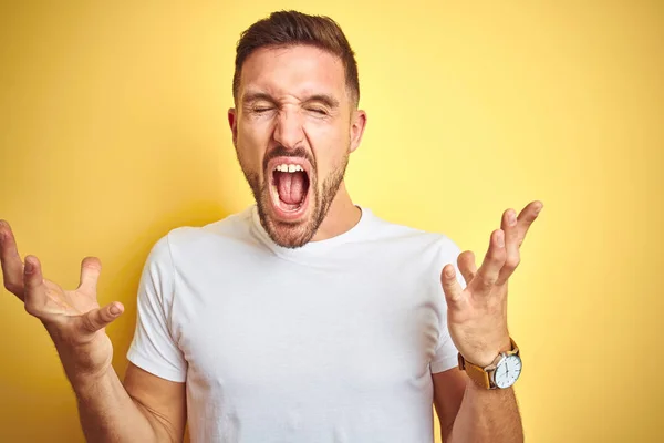 Junger Gutaussehender Mann Lässigem Weißem Shirt Vor Gelbem Hintergrund Der — Stockfoto