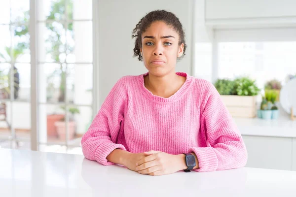 Mulher Americana Africana Bonita Com Cabelo Afro Vestindo Camisola Rosa — Fotografia de Stock