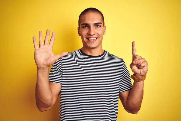 Joven Hombre Guapo Con Camiseta Rayas Sobre Fondo Aislado Amarillo —  Fotos de Stock