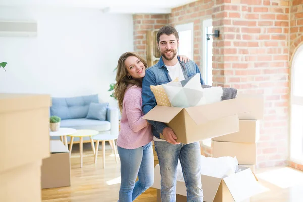 Junges schönes Paar sehr glücklich zusammen hält Pappschachtel — Stockfoto