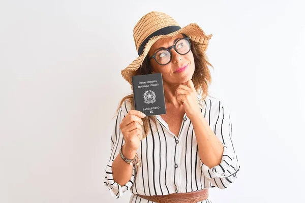 Talyan Pasaportlu Yaşlı Turist Kadın Izole Edilmiş Beyaz Arka Planda — Stok fotoğraf