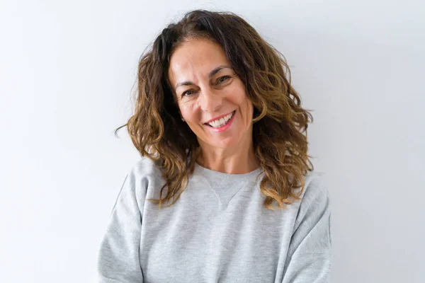 Hermosa mujer de mediana edad con el pelo rizado sonriente alegre y — Foto de Stock