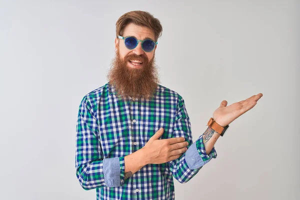 Joven Pelirrojo Irlandés Con Camisa Casual Gafas Sol Sobre Fondo —  Fotos de Stock