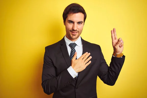 Joven Hombre Negocios Guapo Con Traje Corbata Pie Sobre Fondo — Foto de Stock