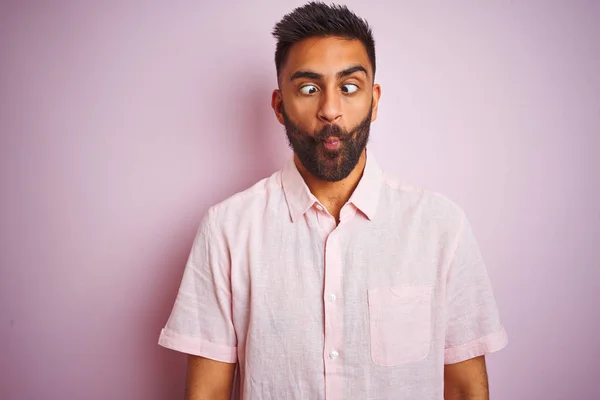 Jonge Indiaanse Man Draagt Casual Shirt Staan Geïsoleerde Roze Achtergrond — Stockfoto