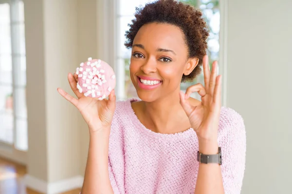 Joven Afroamericana Americana Comiendo Rosa Azúcar Malvaviscos Donut Haciendo Signo —  Fotos de Stock