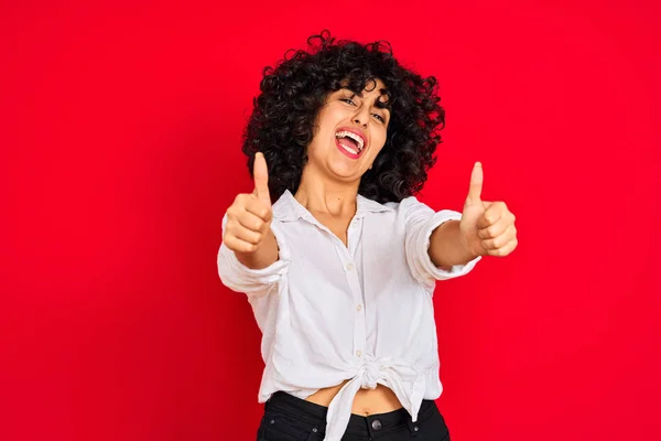 Jonge Arabische Vrouw Met Krullend Haar Draagt Wit Casual Shirt — Stockfoto