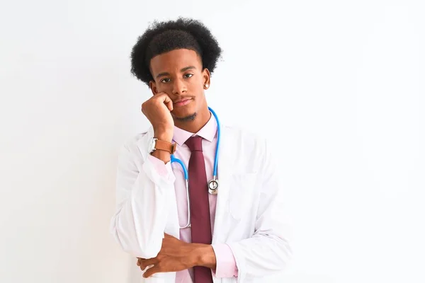 Joven Afroamericano Médico Hombre Usando Estetoscopio Sobre Fondo Blanco Aislado — Foto de Stock