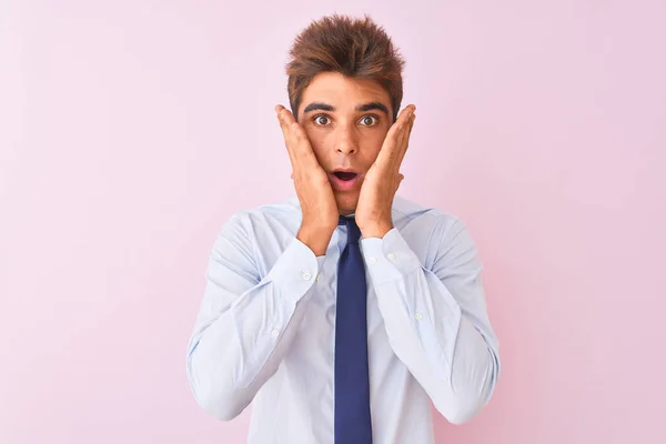 Junger Gutaussehender Geschäftsmann Hemd Und Krawatte Der Vor Isoliertem Rosa — Stockfoto