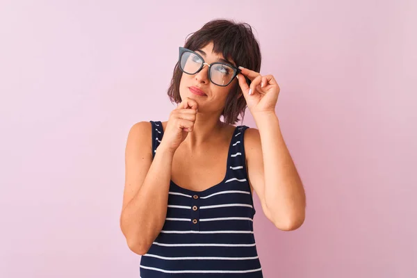 Hermosa Mujer Con Camiseta Rayas Gafas Pie Sobre Fondo Rosa — Foto de Stock