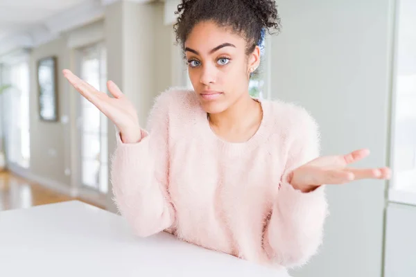 Belle Jeune Femme Afro Américaine Aux Cheveux Afro Expression Désemparée — Photo