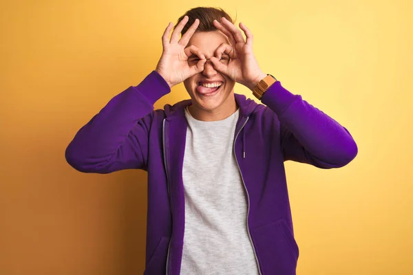 Homem Bonito Jovem Vestindo Camisola Roxa Sobre Fundo Amarelo Isolado — Fotografia de Stock