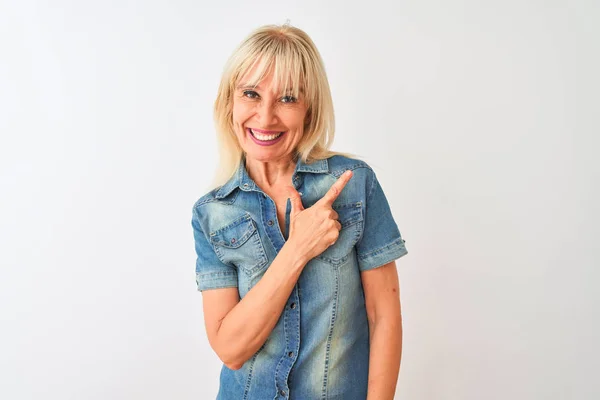 Mujer Mediana Edad Con Camisa Vaquera Casual Pie Sobre Fondo — Foto de Stock