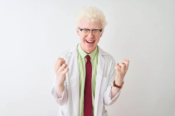 Junger Albino Blonder Wissenschaftler Mit Mantel Und Brille Vor Isoliertem — Stockfoto