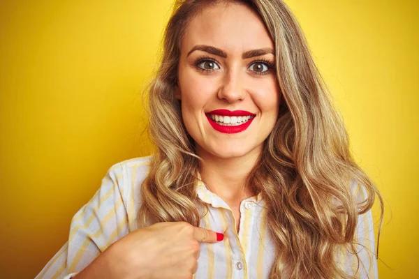 Jovem Bela Mulher Vestindo Listras Camisa Sobre Amarelo Isolado Fundo — Fotografia de Stock