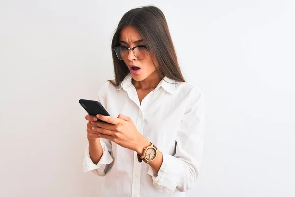 Krásná Podnikatelka Nosí Brýle Pomocí Smartphonu Přes Izolované Bílé Pozadí — Stock fotografie