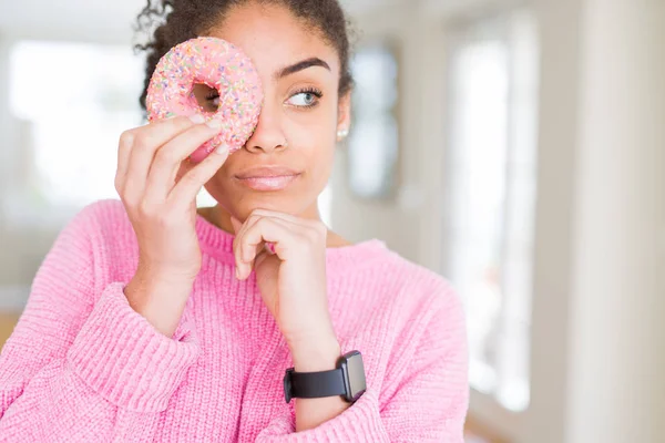 Ung Afrikansk Amerikansk Flicka Äter Söt Rosa Munk Allvarligt Ansikte — Stockfoto