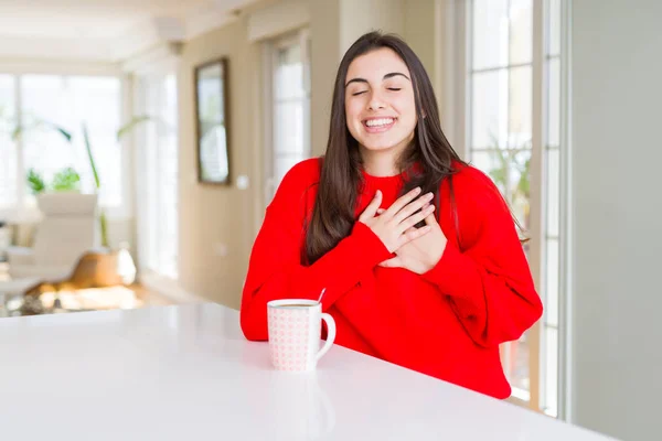 Mulher Bonita Bebendo Uma Xícara Café Preto Sorrindo Com Mãos — Fotografia de Stock