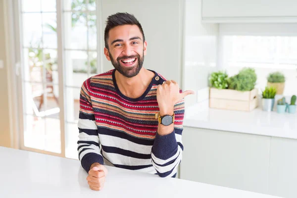 Bonito Homem Hispânico Vestindo Listras Camisola Casa Sorrindo Com Rosto — Fotografia de Stock