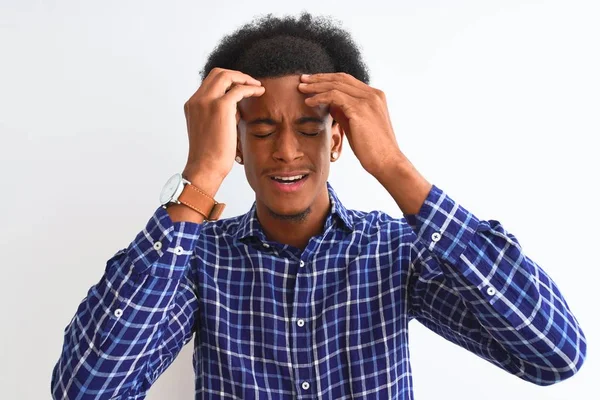 Genç Afro Amerikalı Bir Adam Günlük Gömleğini Giymiş Izole Edilmiş — Stok fotoğraf