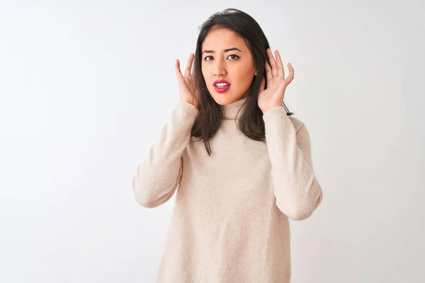 Mulher Chinesa Bonita Vestindo Camisola Gola Alta Sobre Fundo Branco — Fotografia de Stock