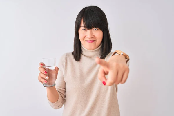 Joven Hermosa Mujer China Sosteniendo Vaso Agua Sobre Fondo Blanco —  Fotos de Stock