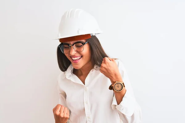 Junge Schöne Architektin Mit Helm Und Brille Über Isoliertem Weißem — Stockfoto