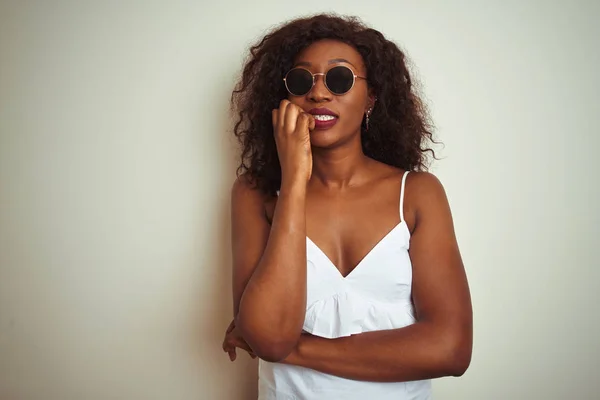Jonge Afro Amerikaanse Vrouw Draagt Shirt Zonnebril Een Geïsoleerde Witte — Stockfoto