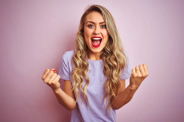 Jovem Mulher Bonita Vestindo Camiseta Roxa Sobre Fundo Isolado Rosa — Fotografia de Stock