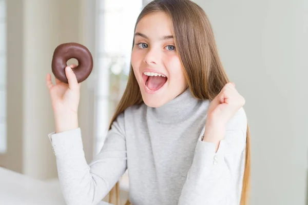 Hermosa Chica Joven Usando Comer Donut Chocolate Gritando Orgulloso Celebrando —  Fotos de Stock