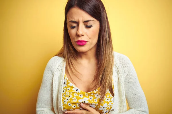 Jeune Belle Femme Portant Une Veste Debout Sur Fond Jaune — Photo