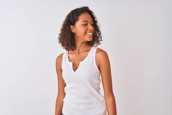 カジュアルなTシャツを着た若いブラジル人女性が 笑顔で横を向く孤立した白い背景の上に立ち 自然な表情 自信を持って笑う — ストック写真