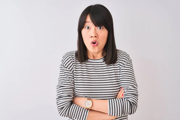 Jonge Mooie Chinese Vrouw Draagt Zwart Gestreepte Shirt Geïsoleerde Witte — Stockfoto