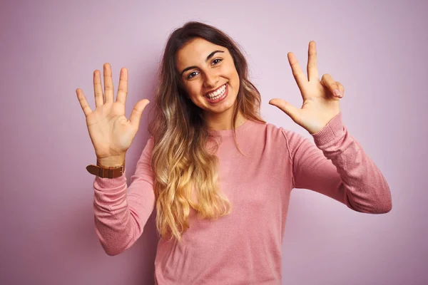 Giovane Bella Donna Indossa Maglione Sfondo Rosa Isolato Mostrando Indicando — Foto Stock