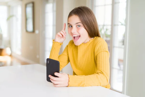 Menina Bonita Criança Enviando Uma Mensagem Usando Smartphone Surpreso Com — Fotografia de Stock