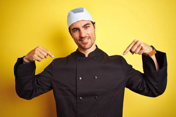 Jonge Knappe Chef Kok Kookt Uniform Hoed Geïsoleerde Gele Achtergrond — Stockfoto