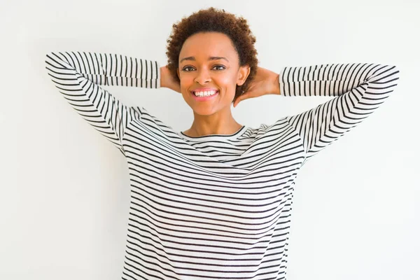 Νεαρή Όμορφη Αφροαμερικανή Γυναίκα Που Φοράει Ριγέ Πουλόβερ Λευκό Φόντο — Φωτογραφία Αρχείου