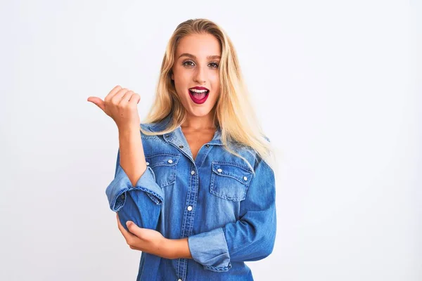 Jonge Mooie Vrouw Draagt Casual Denim Shirt Staan Geïsoleerde Witte — Stockfoto