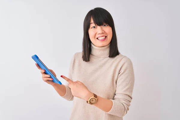 Bella Donna Cinese Utilizzando Tablet Blu Piedi Sfondo Bianco Isolato — Foto Stock