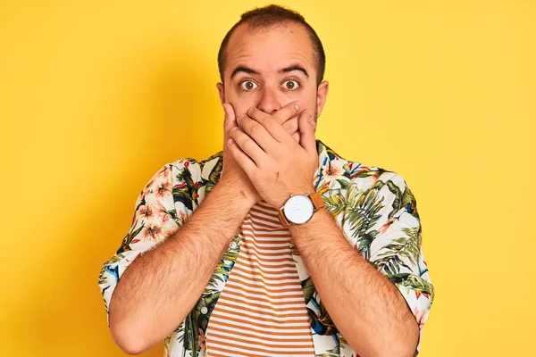 Jongeman Vakantie Met Zomershirt Gestreept Shirt Geïsoleerde Gele Achtergrond Geschokt — Stockfoto