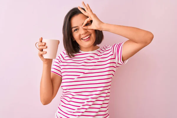 Joven Hermosa Mujer Bebiendo Taza Café Pie Sobre Fondo Rosa — Foto de Stock