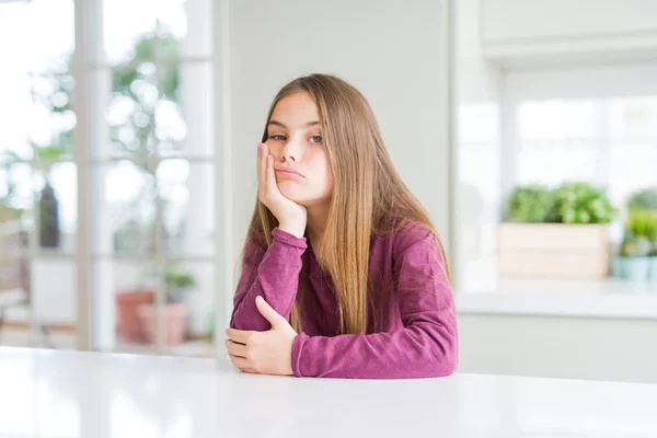 Menina Bonita Garoto Mesa Branca Pensando Parecendo Cansado Entediado Com — Fotografia de Stock