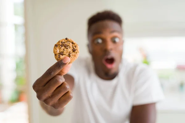 Ung Afrikansk Amerikansk Man Äter Choklad Chips Cookies Skrämmas Chock — Stockfoto